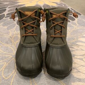 Sperry saltwater duck boots .  Women’s 7.5 Green upper/brown lower